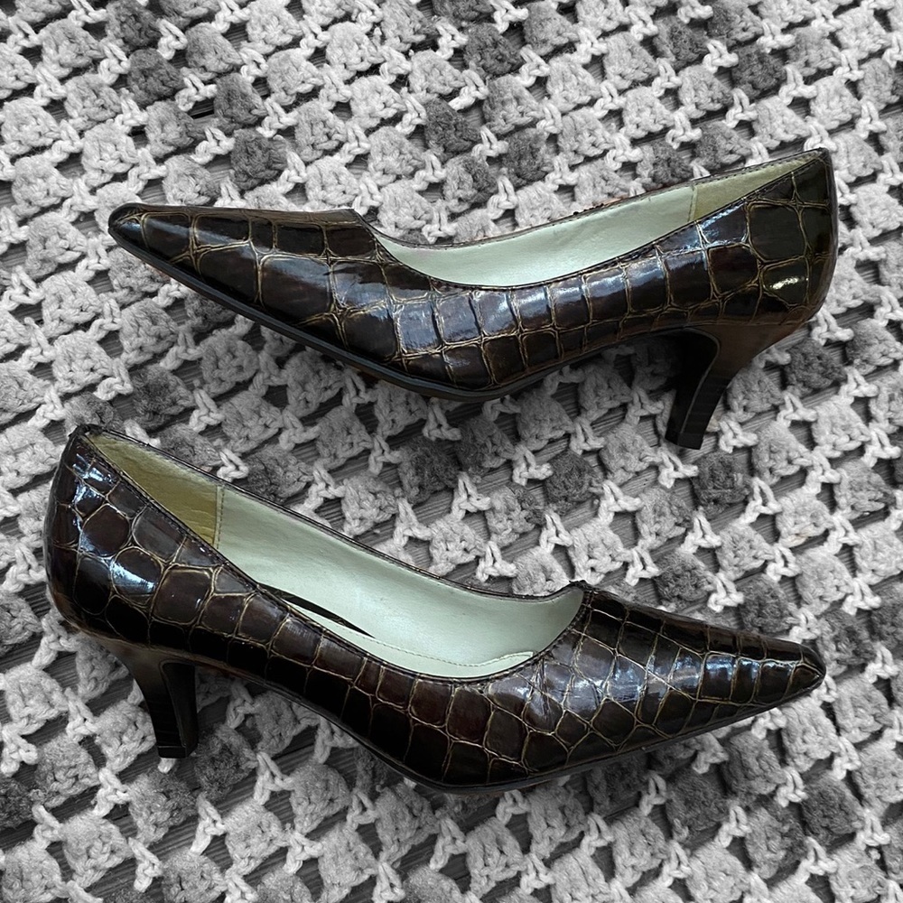 Alligator print pumps 🖤